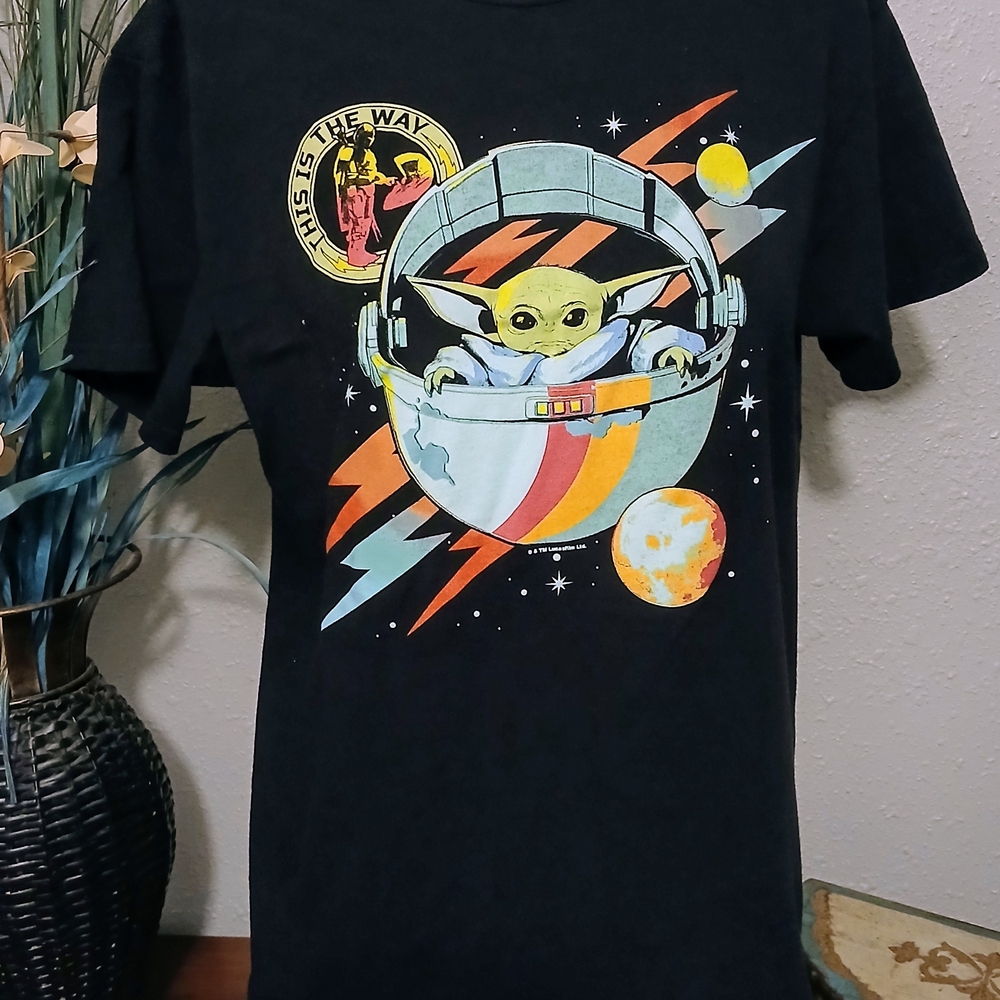 Delta Black Unisex Medium T-Shirt with Mandalorian Grogu Baby Yoda Design